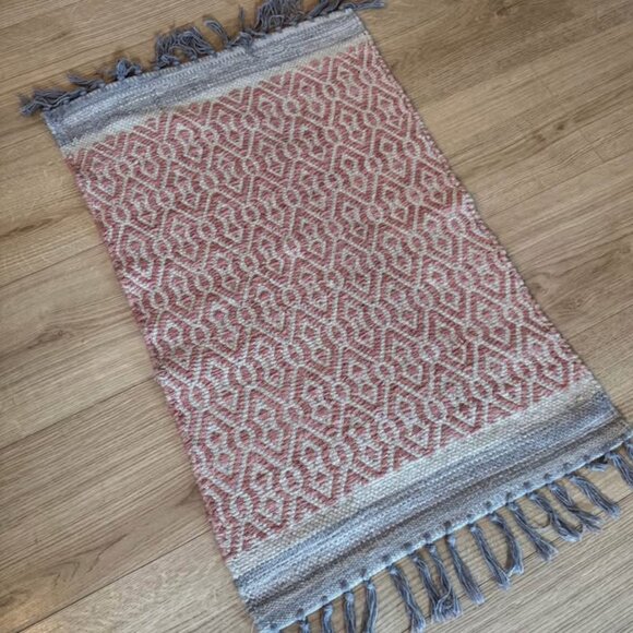 Coral and Grey patterned rectangle rug - Picture 1 of 3